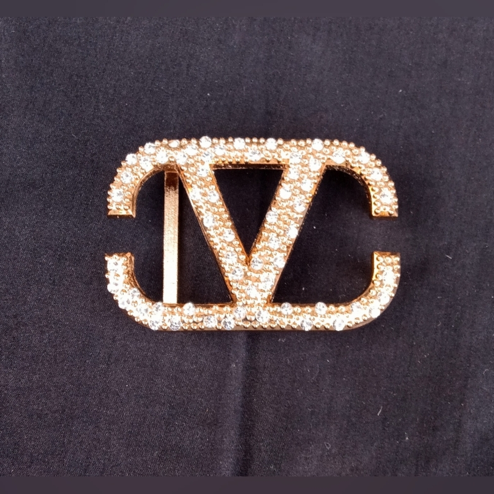 "V" GOLD RHINESTONE BELT BUCKLE🌞🌞🌞
